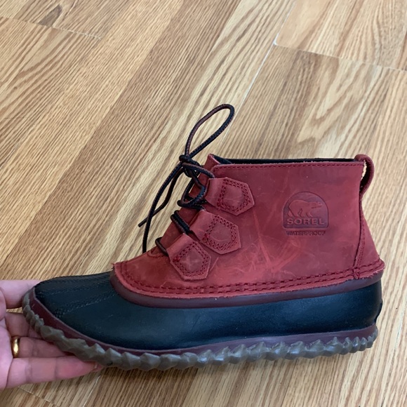 Sorel Red and Black Winter Boots - Picture 5 of 16